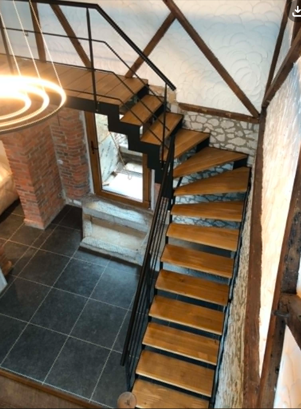 Escaliers métalliques — Escalier bois & acier sous charpente