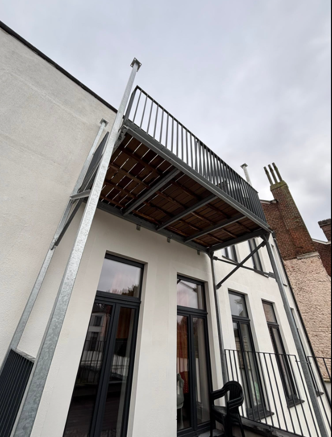 Structures métalliques sur mesure — Terrasse suspendue galvanisée