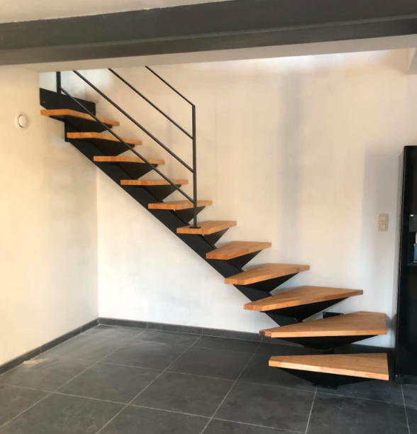 Escaliers métalliques — Escalier suspendu acier noir & bois
