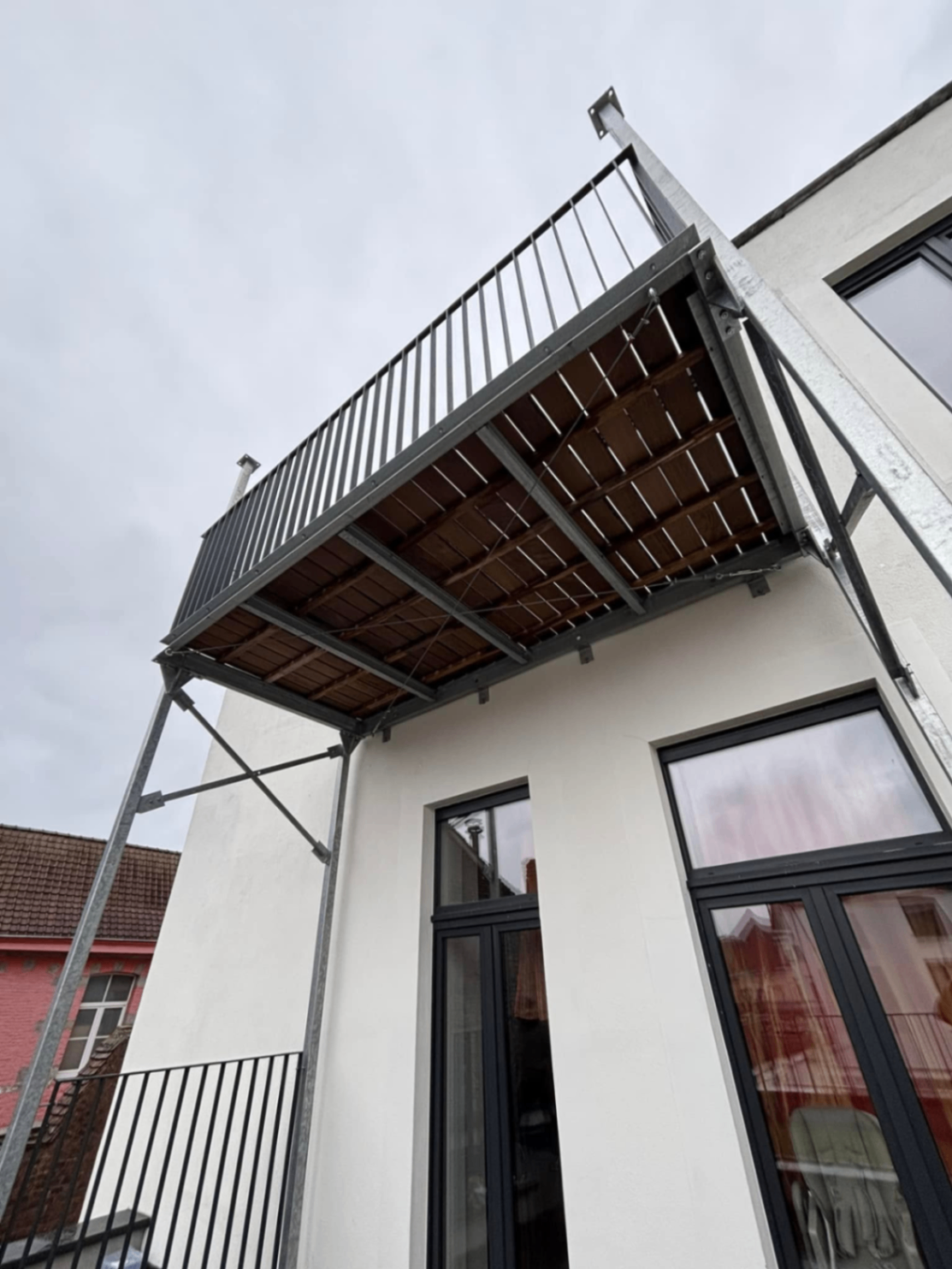 Balcon acier suspendu